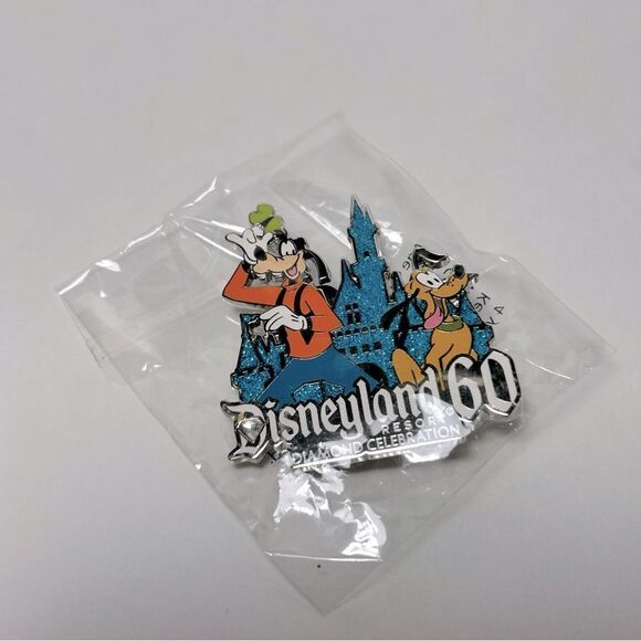 New Disneyland 60th Resort Diamond Celebration Goofy & Pluto Pin - Picture 1 of 3